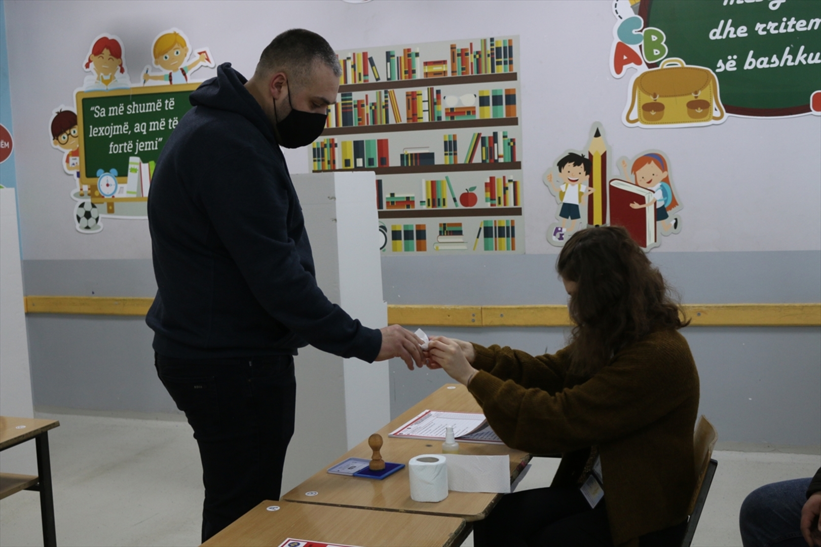 Počeli izbori na Kosovu. Aljbin Kurti favorit - slika 8